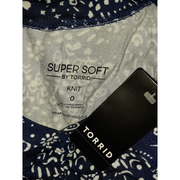 NEW TORRID Plus Size 0 0X Tunic Top Shirt Blue White Floral Short Sleeve - Picture 6 of 6